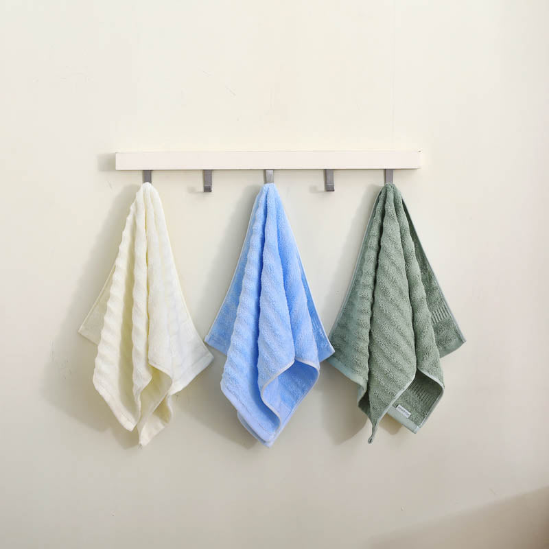 Weiß / Antibakterielles Fitnesshandtuch aus Bambus Lyocell / Frischer Geruch ohne Chemie